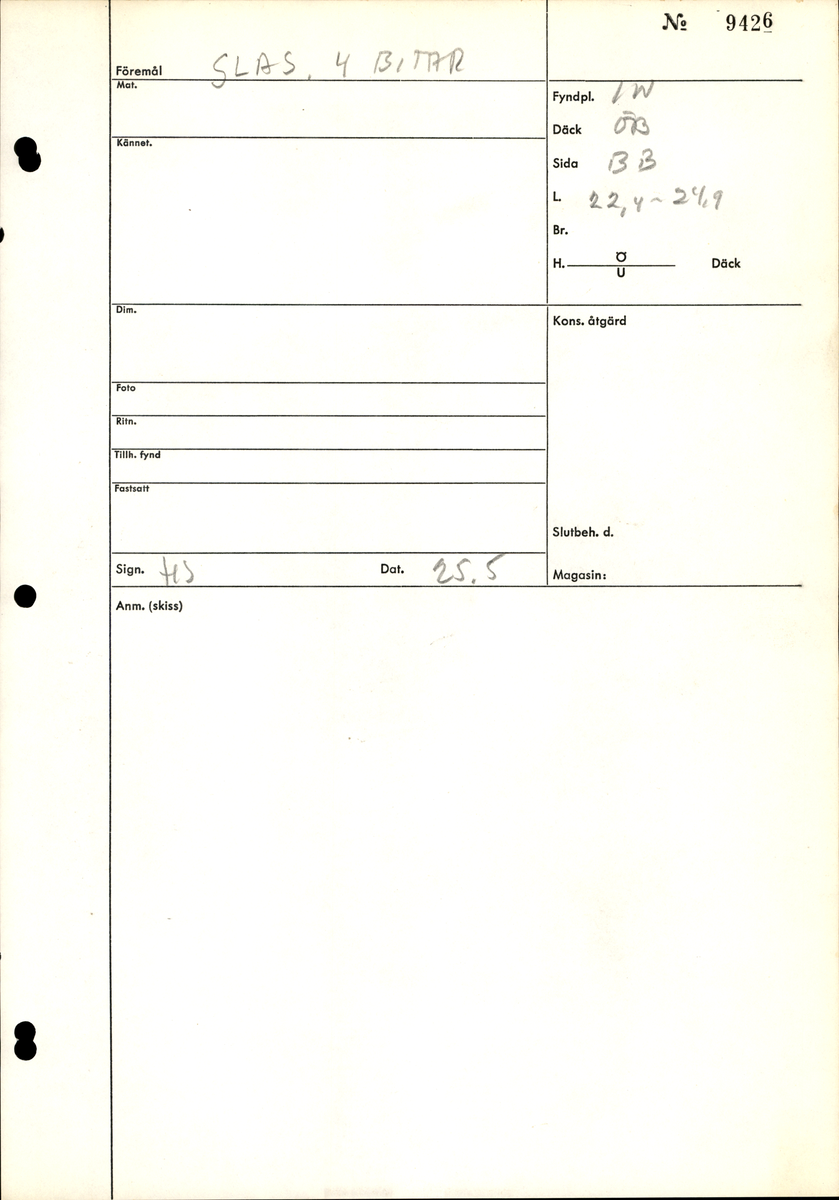 En glasskärva. Troligtvis härrör skärvan från ett dricksglas, eventuellt en flaska. Skärvan är försedd med en banddekor som består av tre glassträngar. Glaset är transparant och svagt grönfärgat.

2015: No damage. Glass is clear with a greenish.  Glass has three bands running horizontally.
