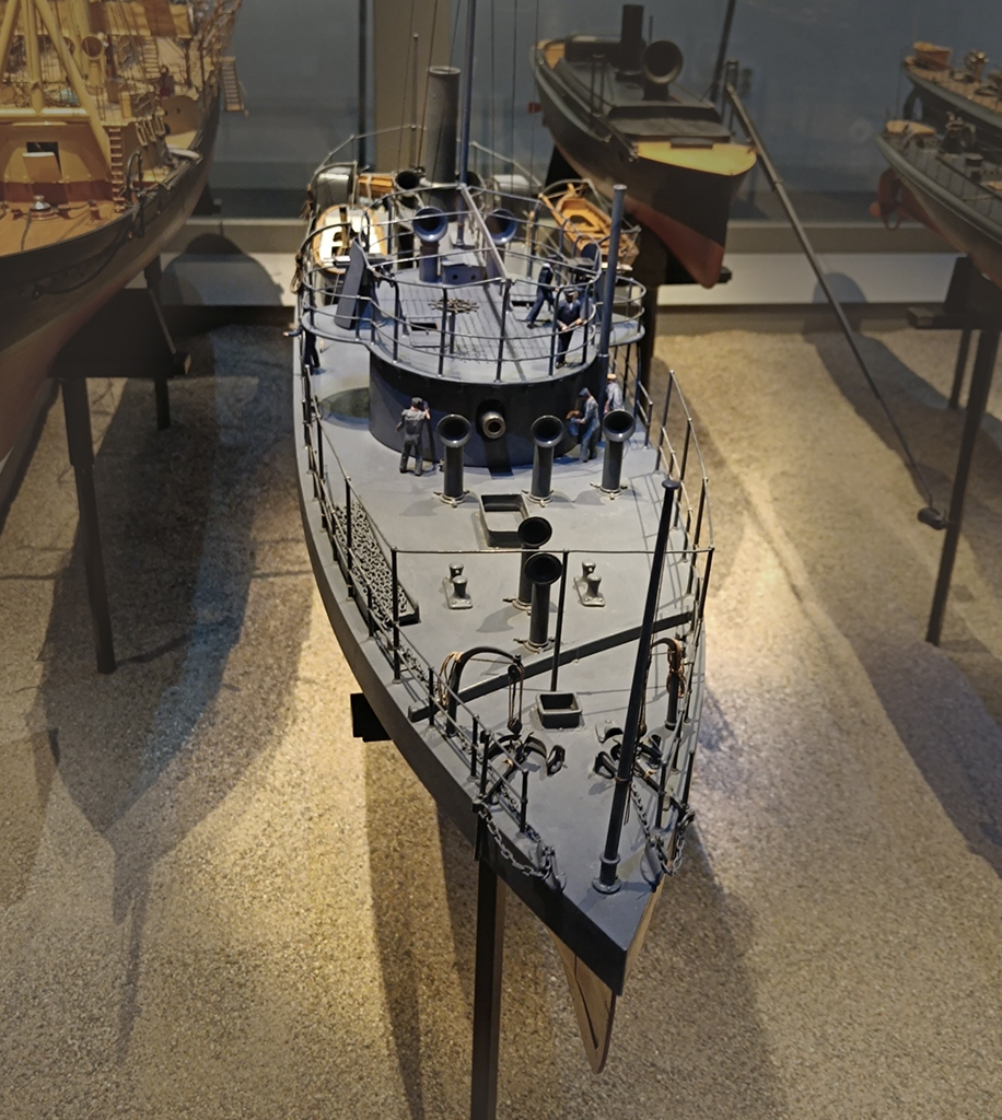 Fartygsmodell, 3. klass pansarbåten SÖLVE, riggad med flagga på flaggspelet. Byggd i block med fullständig däcksinredning, för- och akterroder, 2 propellrar. Gråmålad, röd botten. 1 kanon, 2 kulsprutor av järn. Ångslup i skrå och dävertar, gigg med två åror i dävertar, jolle med 2 åror i skrå akterut. Fernissade skrån.