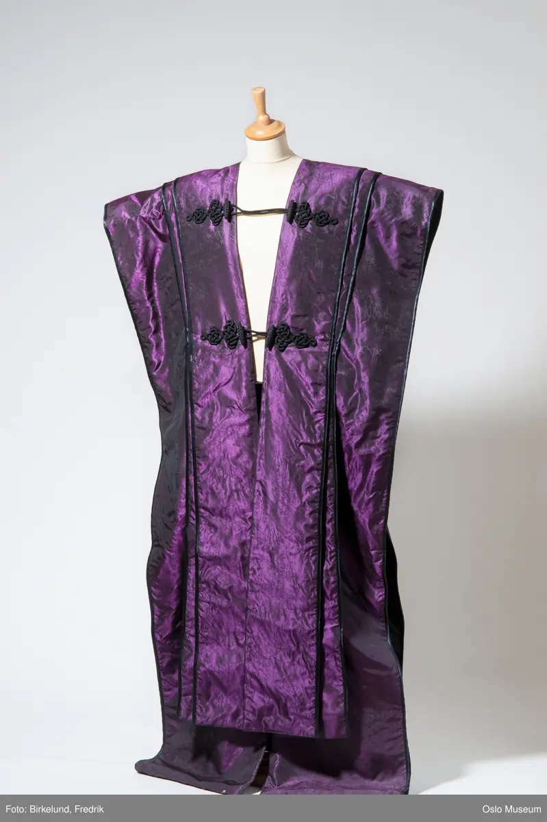 Fiolett silke med sort besetning, Japansk inspirert, lang, slepende ved bruk.