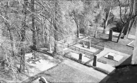 Vy från Landskyrkans torn ut över kyrkogården.