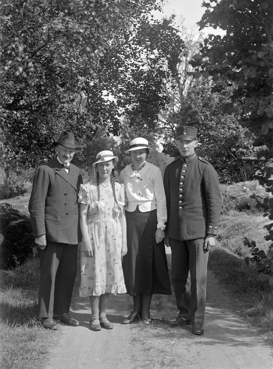 "Kalle i Opplanda" med barnen. Men där var vi ännu inte riktigt när bilden togs en sommardag, antagligen 1932. Till Opplanda skulle Karl flytta först 1936 och där bli starkt förknippad med platsen. Sonen Karl Gustaf i uniform daterar bilden till sin värnplikt med inskrivning 1932. Familjen bodde då ännu i Livmålen men skulle till hösten flytta till Bona. Närmast fadern ser vi dottern Viola (f. 1921) följd av den äldre Tekla (f. 1916) och värnpliktige sonen Karl Gustaf (f. 1912). Makan/modern Hanna hade gått bort redan 1926.