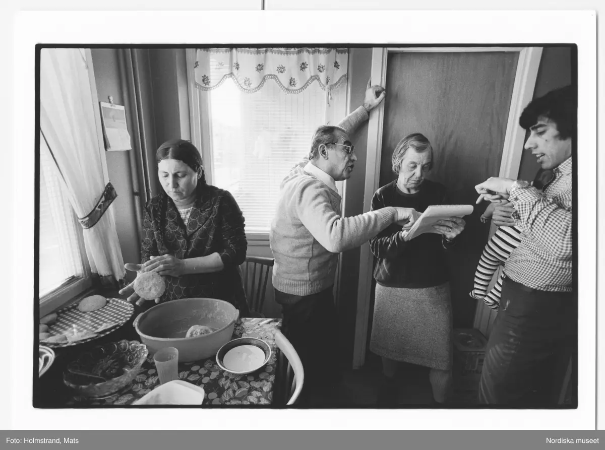 Syrianer i Örebro. Örnsköldsgatan 135. Fotografering för VI-tidningen om "Invandrad mat" hos Josef och Maria Barsom.
Fr v:  Maria Barsom, gift med Josefs bror; Josef Barsom; Elly Jannes från VI-tidningen; Cemil Barsom, son till Josef och Maria.