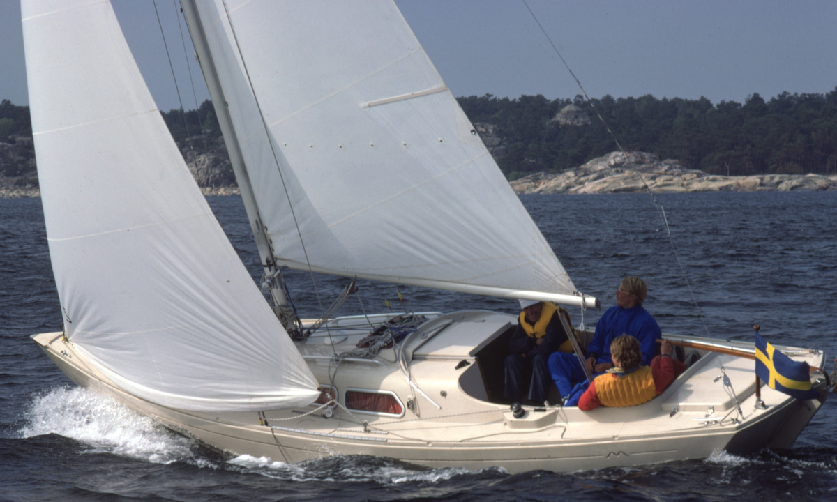 IF-båt under kappsegling.