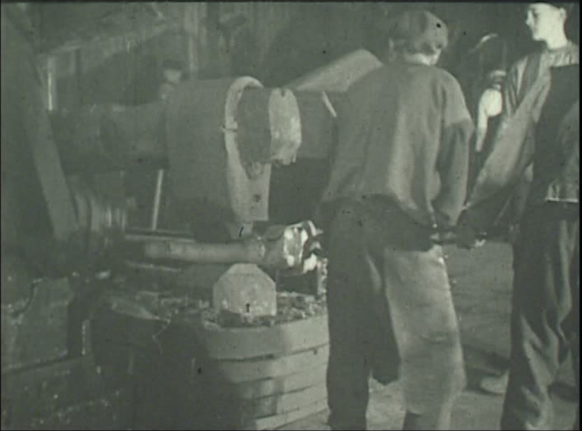 Film med tal visande produktion av tackjärn och tillverkning av stångjärn med lancashiresmide. Visar bland annat tackjärnsframställning i Åg, malmupptagning, transport till Korså smedja med brukets egen järnväg och pråmar på sjön Hinsen.