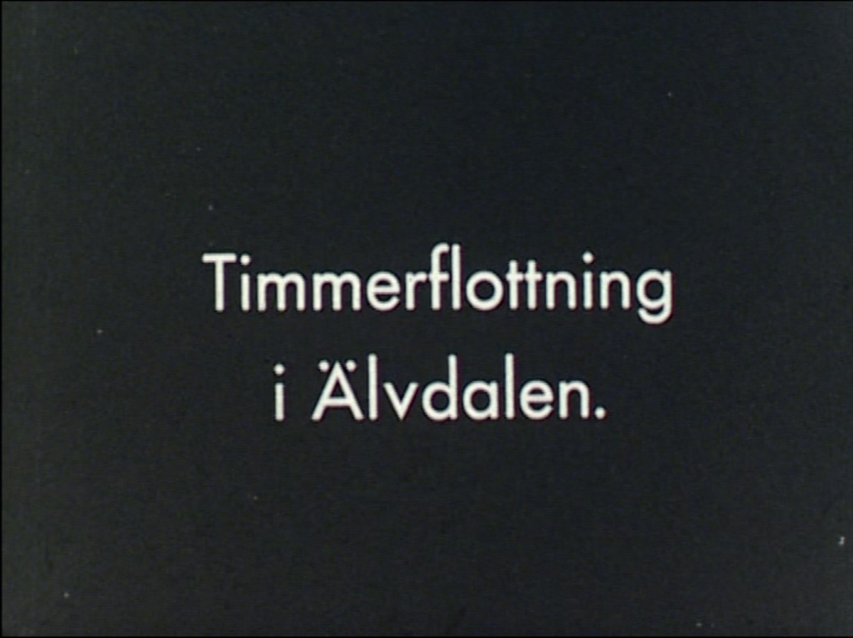 Stumfilm med textskyltar visande timmerflottning i Älvdalen och Särna.