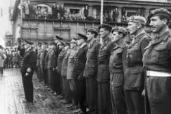 Militært personell oppstilt på ukjent sted.