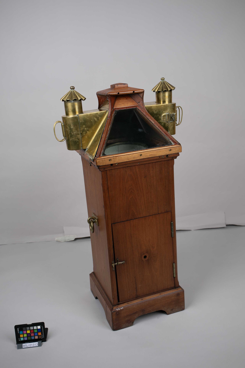 Natthus fra fregatten KONG SVERRE bg. 1860. Kompass av tre med 2 lampehus i messing. Kompassrose og messingbolle.