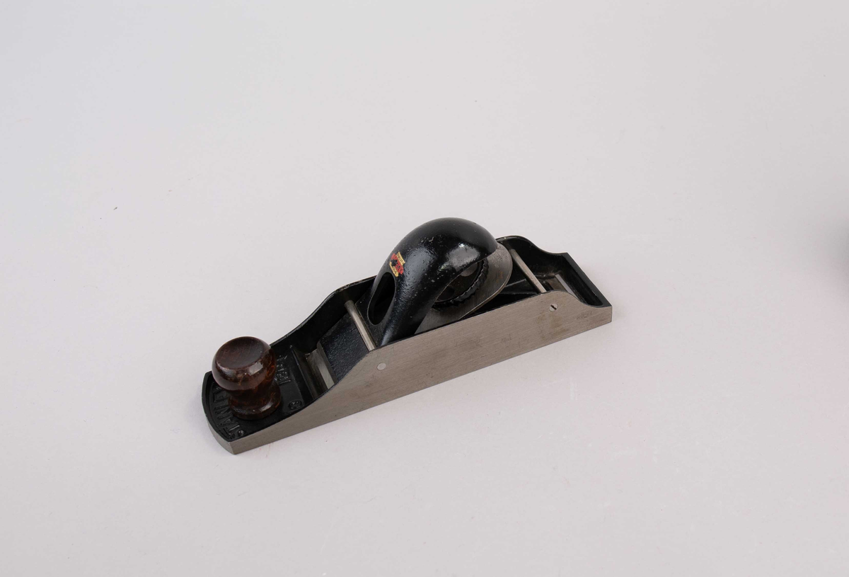 Pusshøvel. Høvel av metall med håndtak i tre. Del av innhold i verktøykoffert.