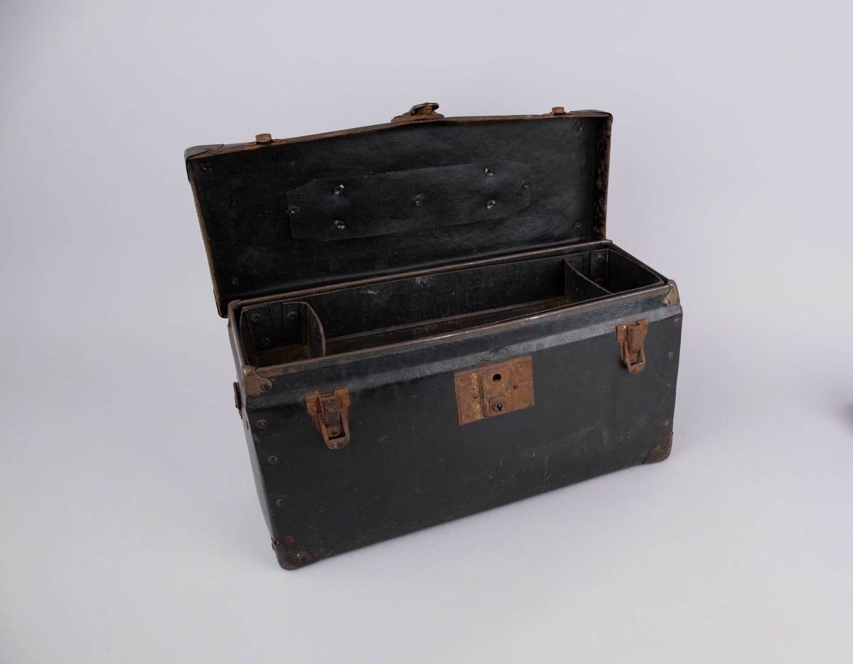 Verktøykoffert med løst rom. Koffert i papp med hengslet lokk m/metallbeslag og håndtak og lås. Nøkkel mangler. Til oppbevaring av diverse håndverktøy.
