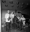 En för oss okänd orkester samlad för fotografering i nattklubben Lorry i Linköping. Foto 1950.