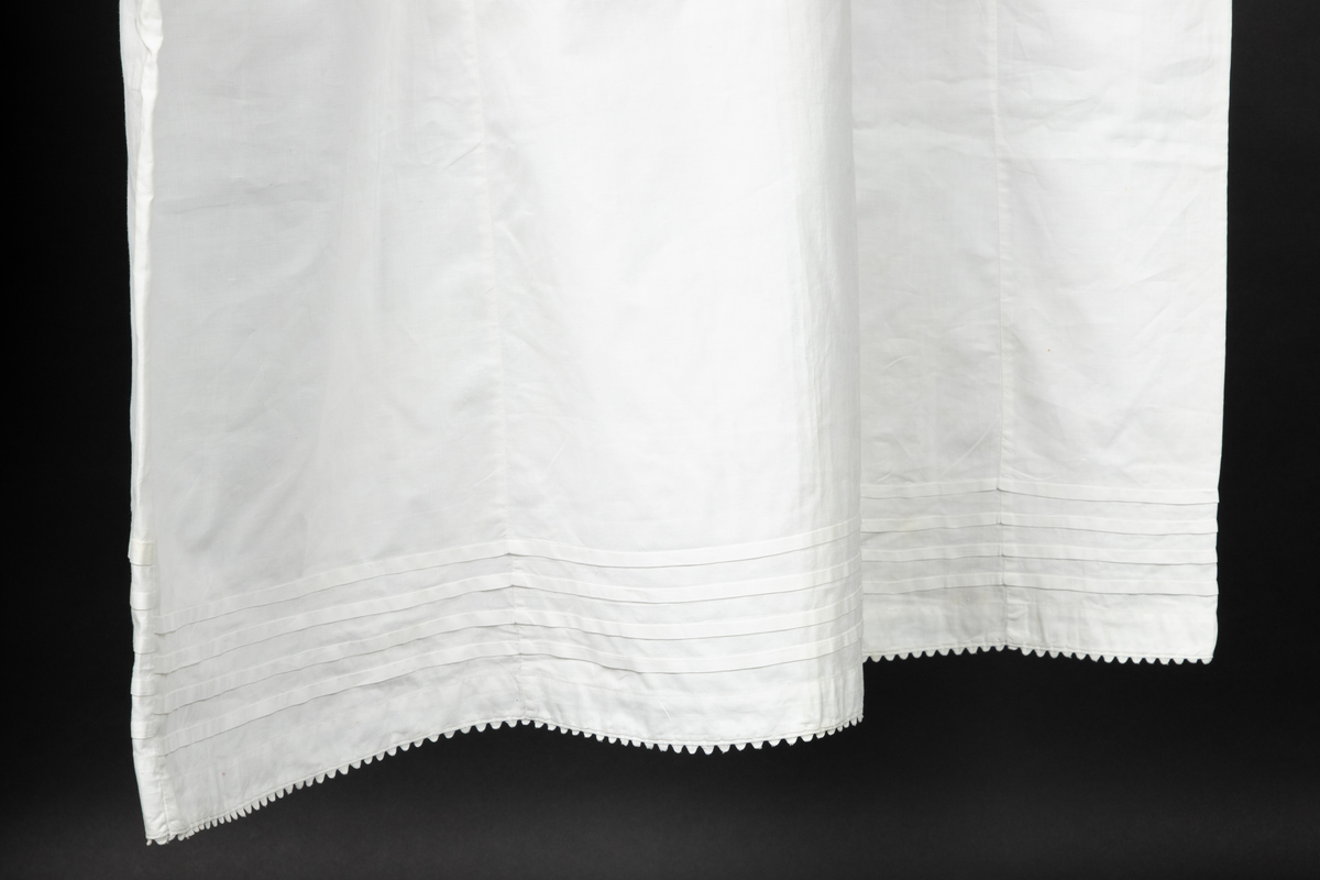 Klespose sydd av et gammelt bomullsunderskjørt. Skjøtet på 17cm fra livet. Hull til kleshenger. Midt på skjørtet kan man se to opprekkte sømmer.