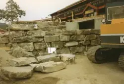 Bygging av steinhytta utanfor Frichgården i Dombås sentrum p