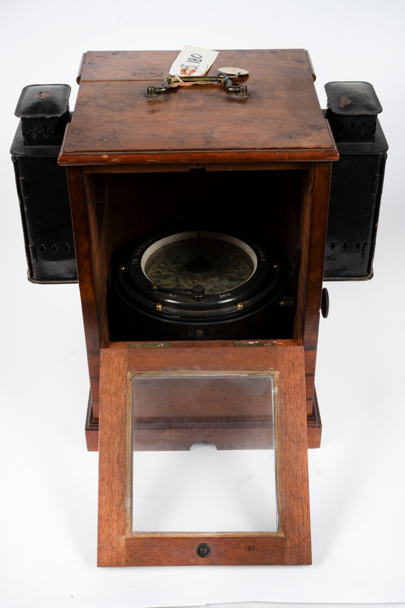 Ros med streckindelning. Nakterhus fyrkantigt med dörr, 2 lantärnor av koppar, låskolv.

Fastställd av Kongl. Förvaltningen av Sjöärenderna. Kompass, sprit.