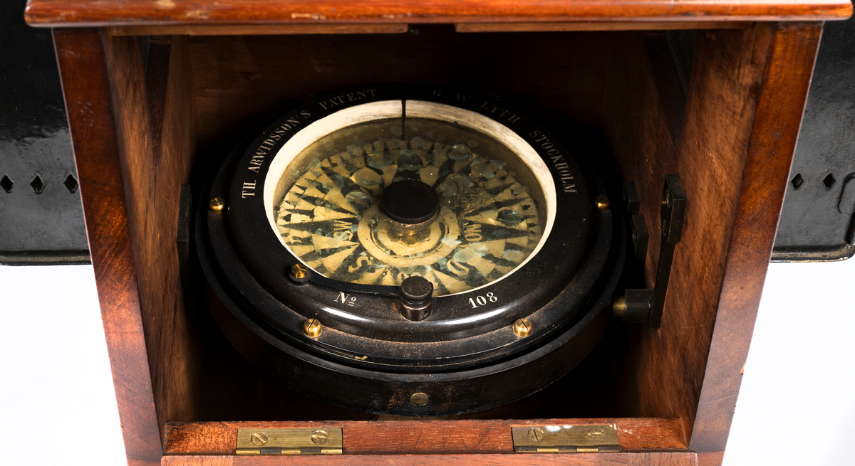 Ros med streckindelning. Nakterhus fyrkantigt med dörr, 2 lantärnor av koppar, låskolv.

Fastställd av Kongl. Förvaltningen av Sjöärenderna. Kompass, sprit.