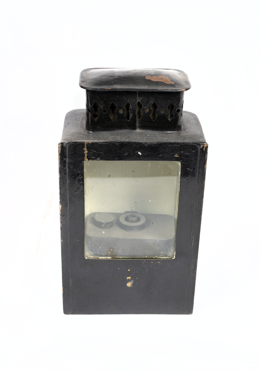 Ros med streckindelning. Nakterhus fyrkantigt med dörr, 2 lantärnor av koppar, låskolv.

Fastställd av Kongl. Förvaltningen av Sjöärenderna. Kompass, sprit.