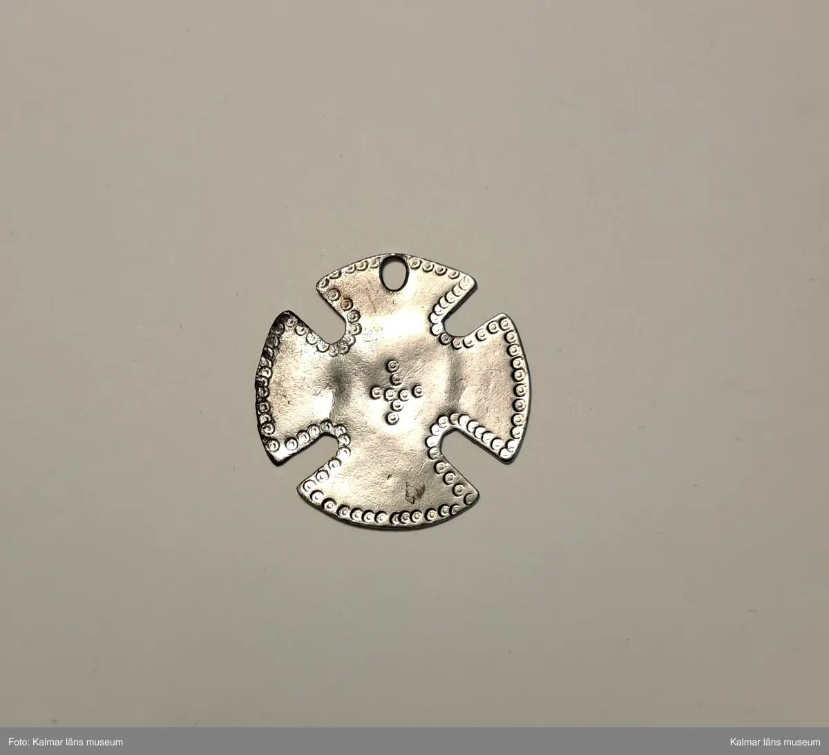 KLM 23964. Skattfynd, av silver. 1111 st mynt, 1 st hängkors, 35 st runda plantsar (varav 16 fragment), 7 st fragment av smycken (hacksilver).