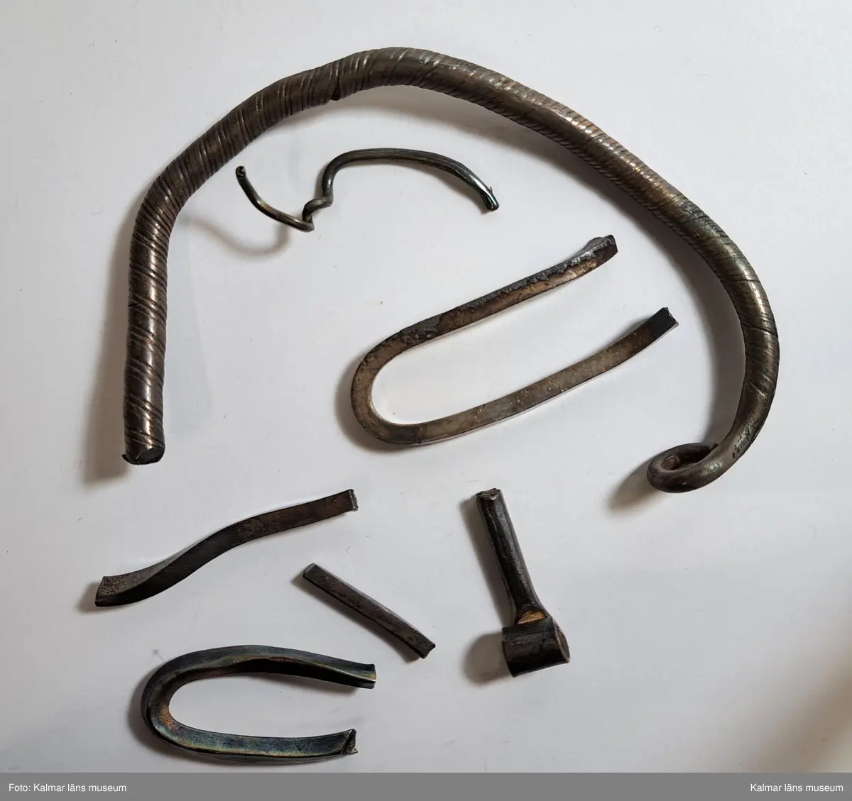 KLM 23964. Skattfynd, av silver. 1111 st mynt, 1 st hängkors, 35 st runda plantsar (varav 16 fragment), 7 st fragment av smycken (hacksilver).