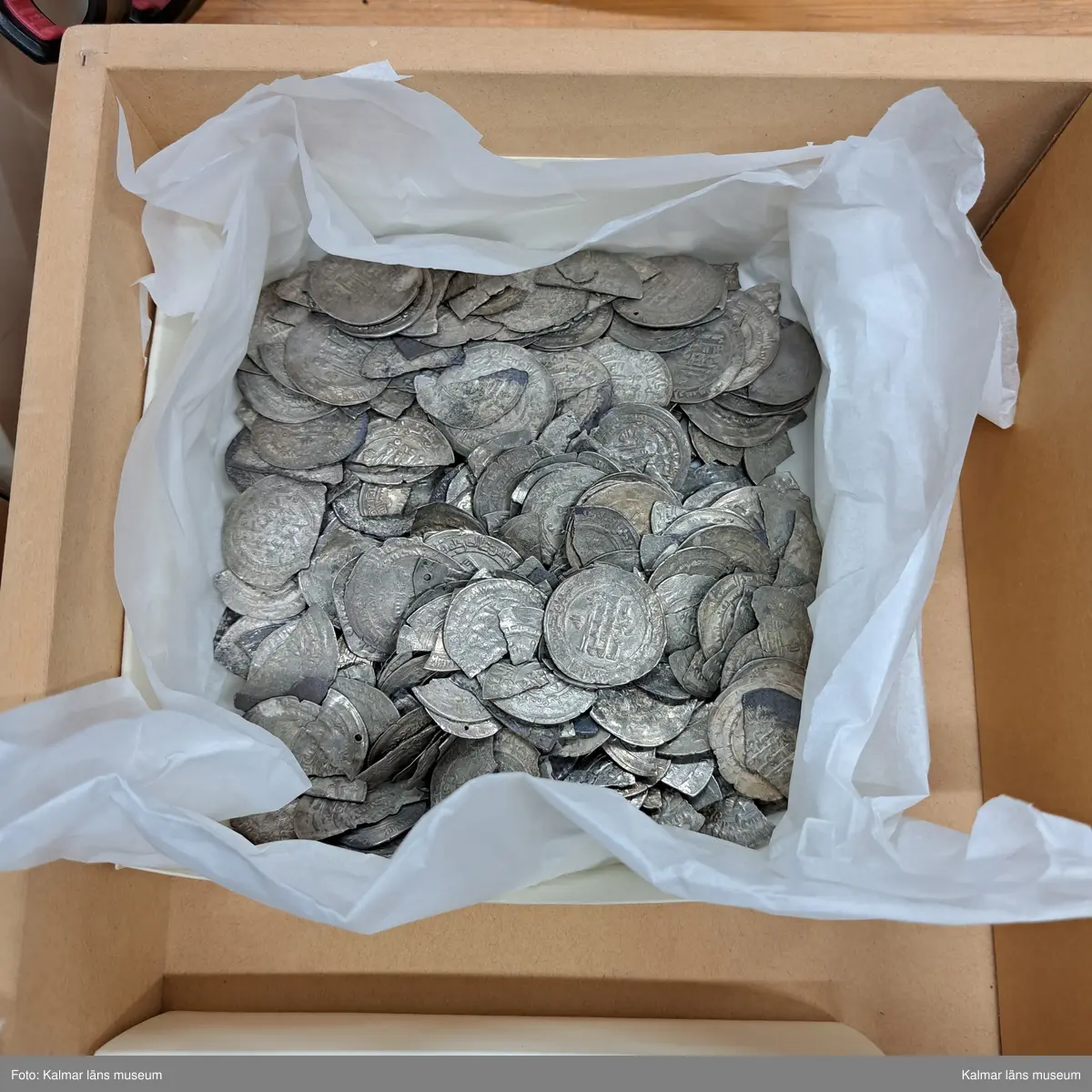 KLM 23964. Skattfynd, av silver. 1111 st mynt, 1 st hängkors, 35 st runda plantsar (varav 16 fragment), 7 st fragment av smycken (hacksilver).