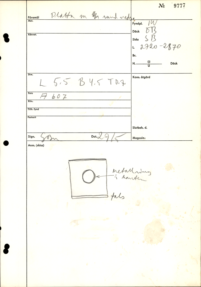 Del av ett solur. 
Träplatta med runt urtag.  Metallring längs kanten i urtaget. Fals i ena änden.
