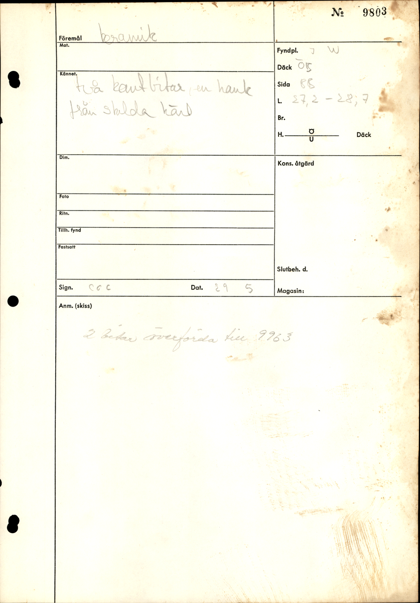 En hank av keramik, avbruten från sitt kärl. Vitgrå glasyr.