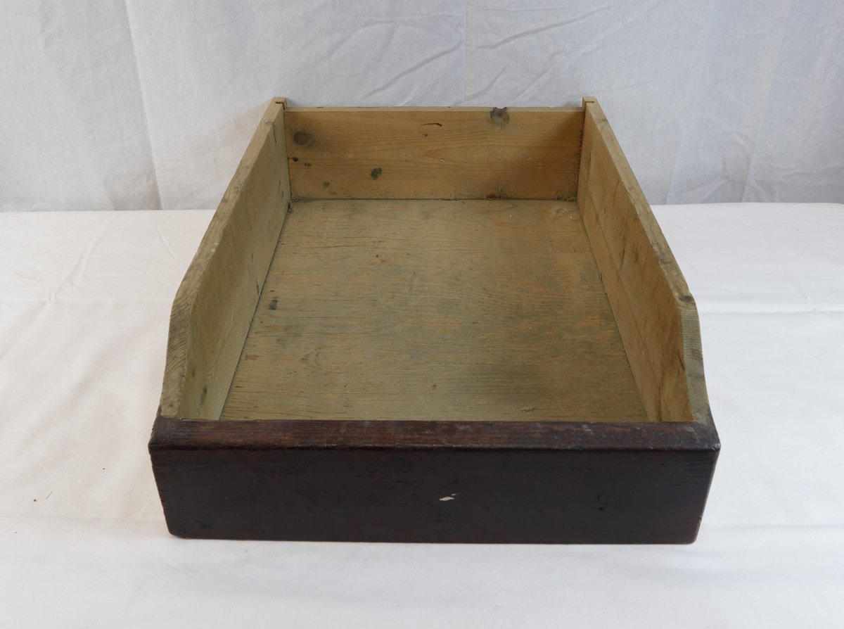 Skuff i tre, delvis rødmalt. Skuffen har blitt brukt til oppbevaring av gjenstander i gullsmedvirksomhet.