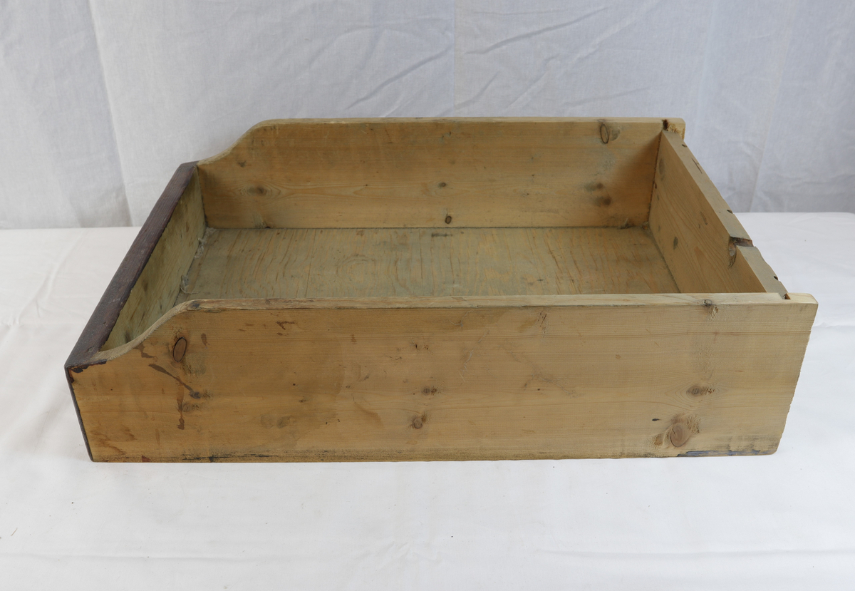 Skuff i tre, delvis rødmalt. Skuffen har blitt brukt til oppbevaring av gjenstander i gullsmedvirksomhet.
