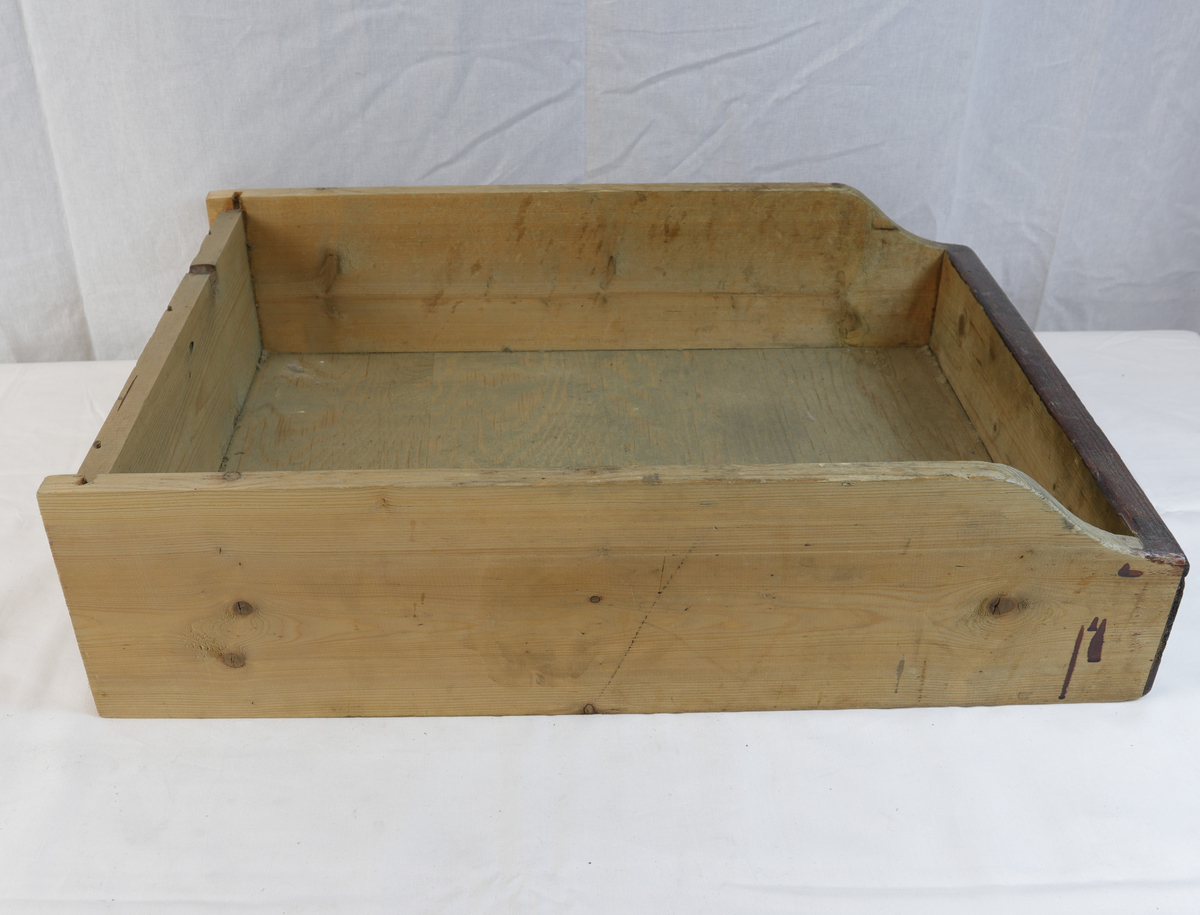 Skuff i tre, delvis rødmalt. Skuffen har blitt brukt til oppbevaring av gjenstander i gullsmedvirksomhet.