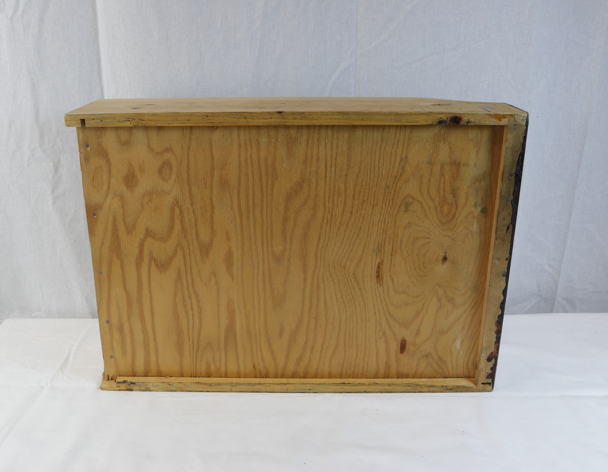 Skuff i tre, delvis rødmalt. Skuffen har blitt brukt til oppbevaring av gjenstander i gullsmedvirksomhet.