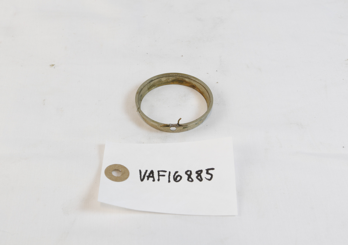 Ringsformet gjenstand i sølv fra gullsmedvirksomhet.