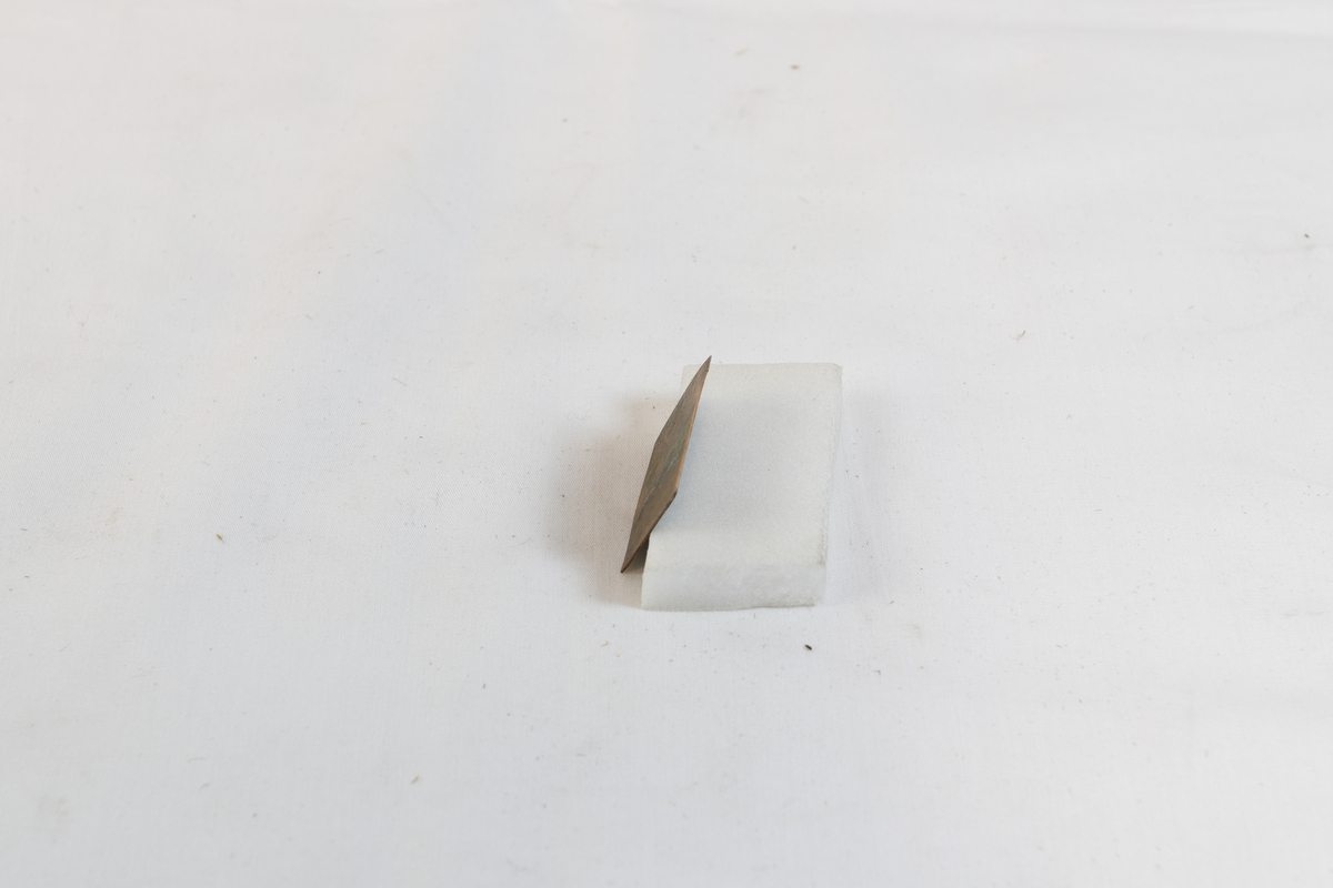 Gyllen metalljenstand, trolig brukt som materiale i gullsmedvirksomhet.