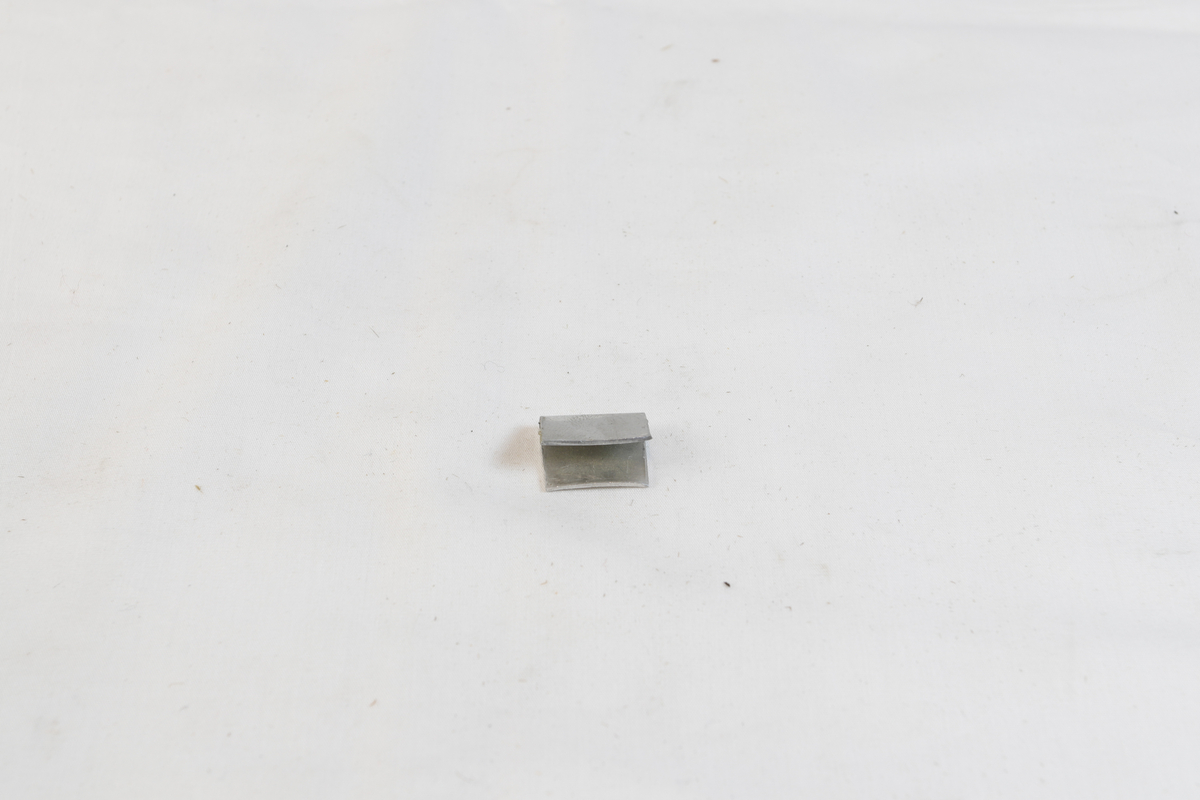 Bøyd metallgjenstand, trolig brukt som materiale i gullsmedvirksomhet. 