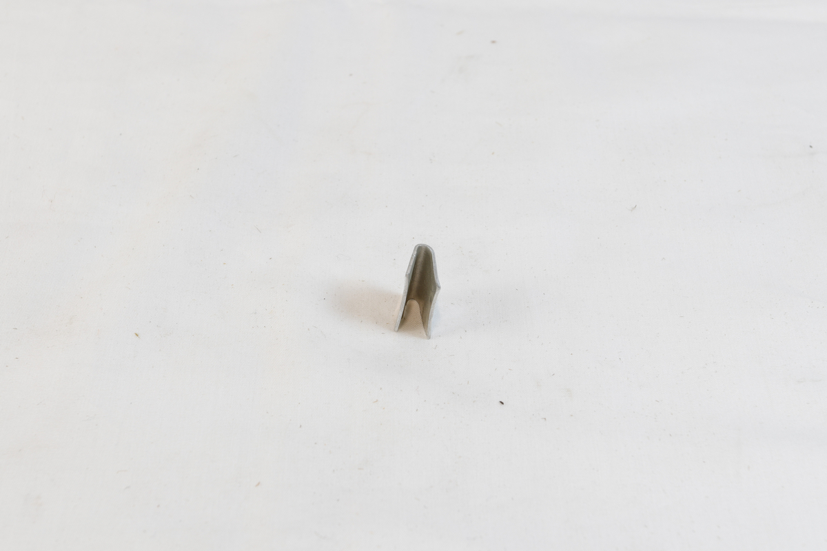 Bøyd metallgjenstand, trolig brukt som materiale i gullsmedvirksomhet. 