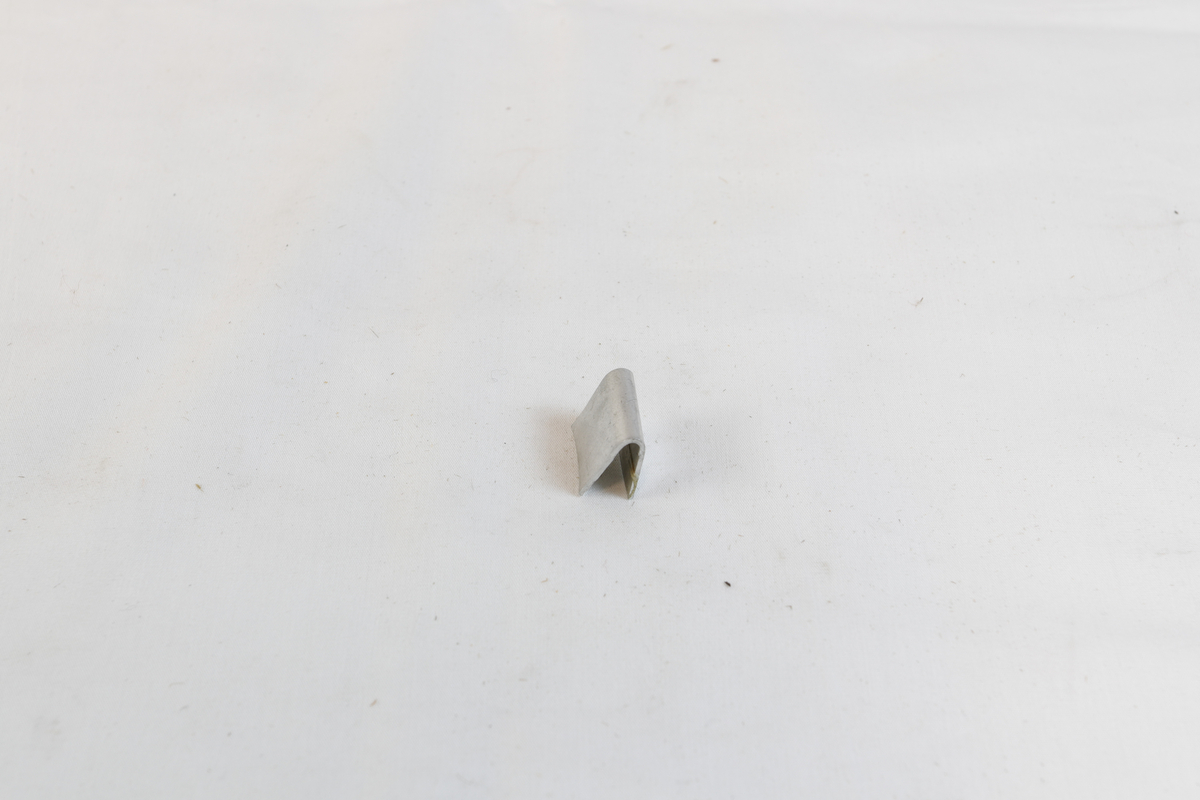 Bøyd metallgjenstand, trolig brukt som materiale i gullsmedvirksomhet. 