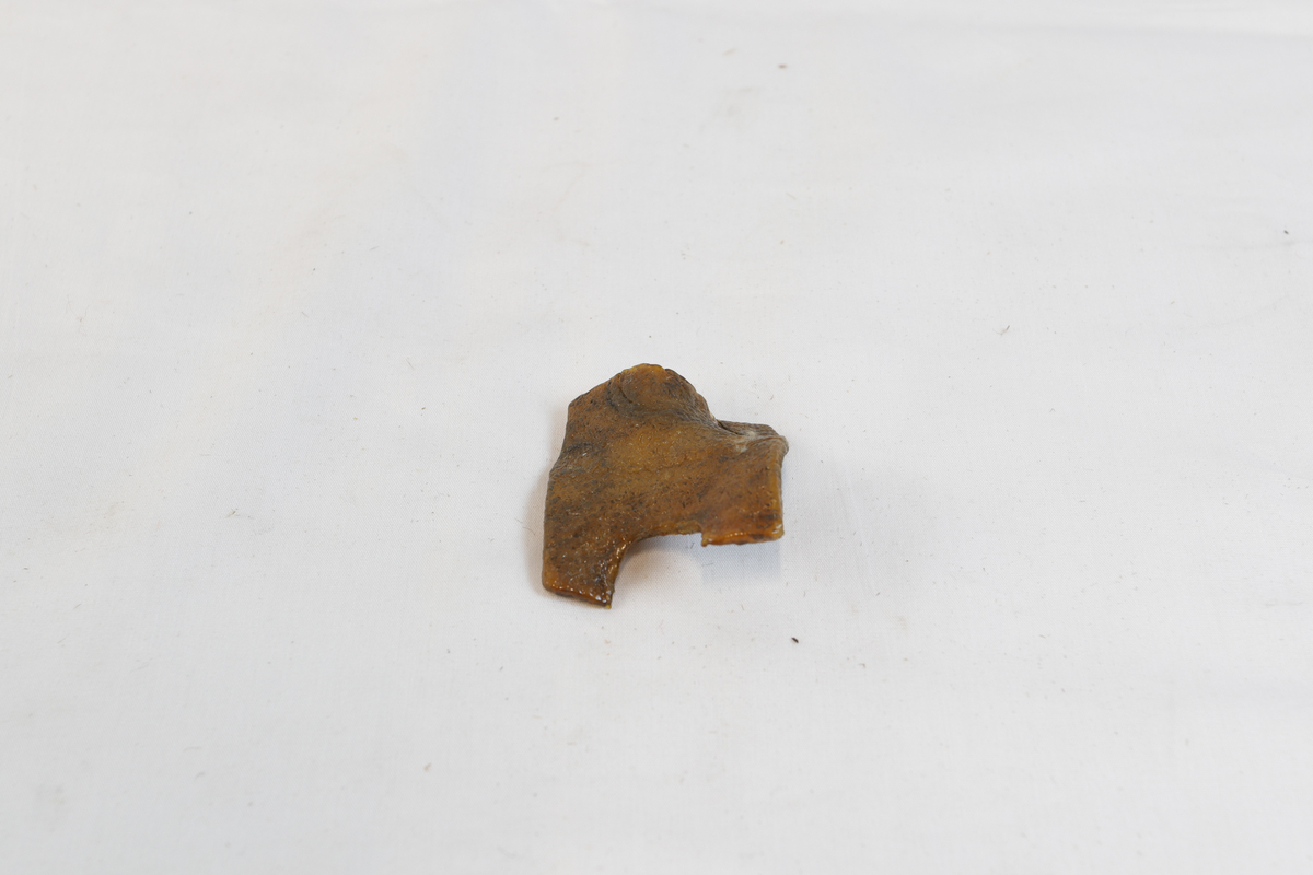 Lett materiale i rødbrun farge.