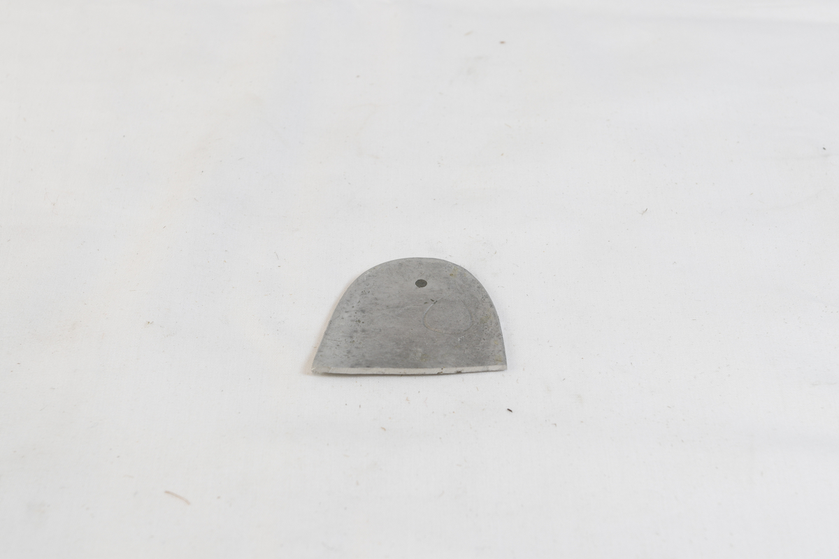 Buet metallgjenstand. Gjenstanden er trolig blitt brukt som materiale i gullsmedvirksomhet.