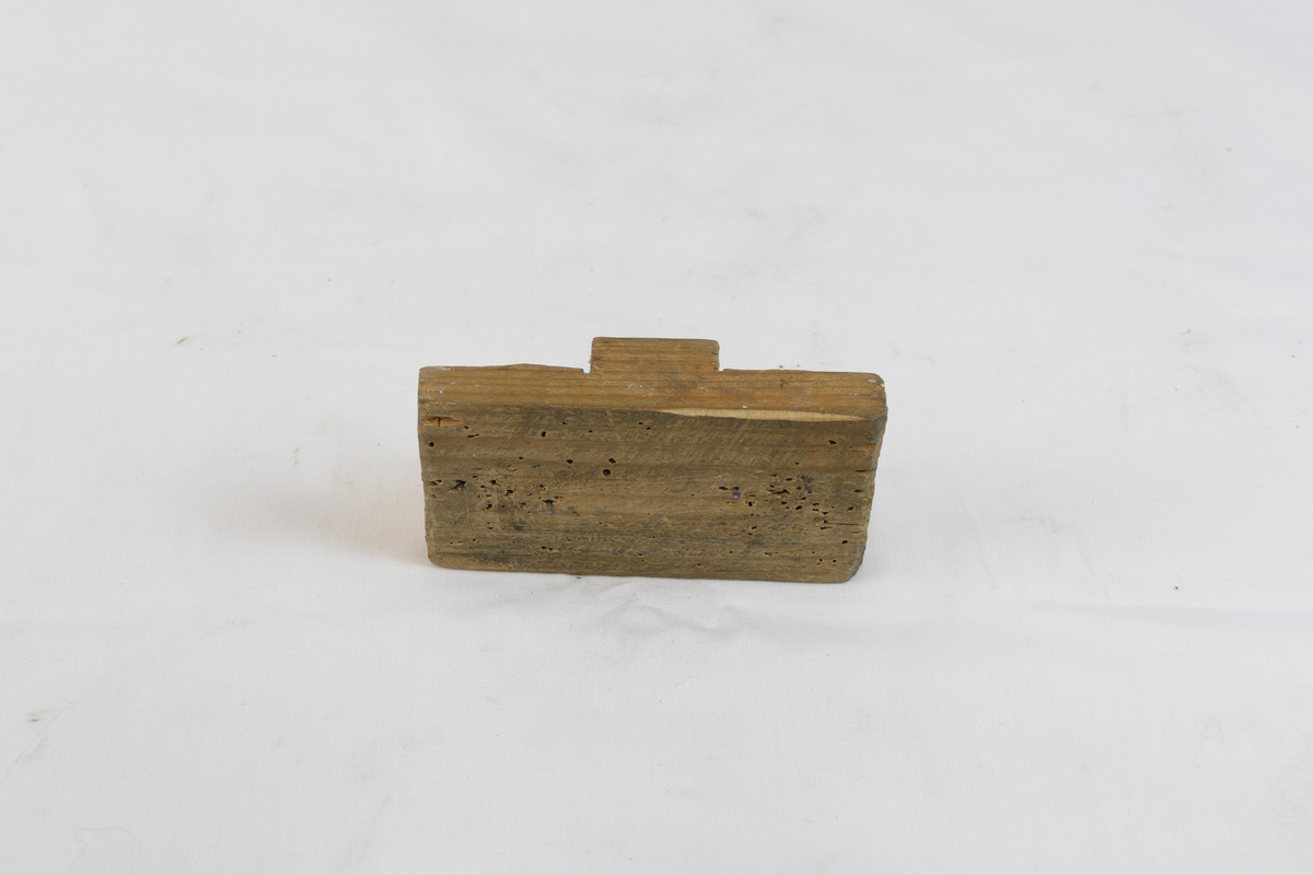 Trebit med to små spiker i.