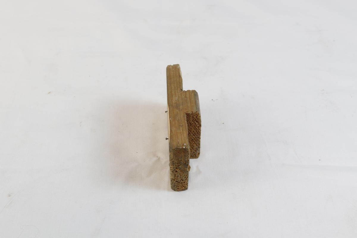 Trebit med to små spiker i.