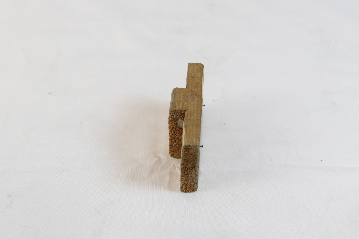 Trebit med to små spiker i.