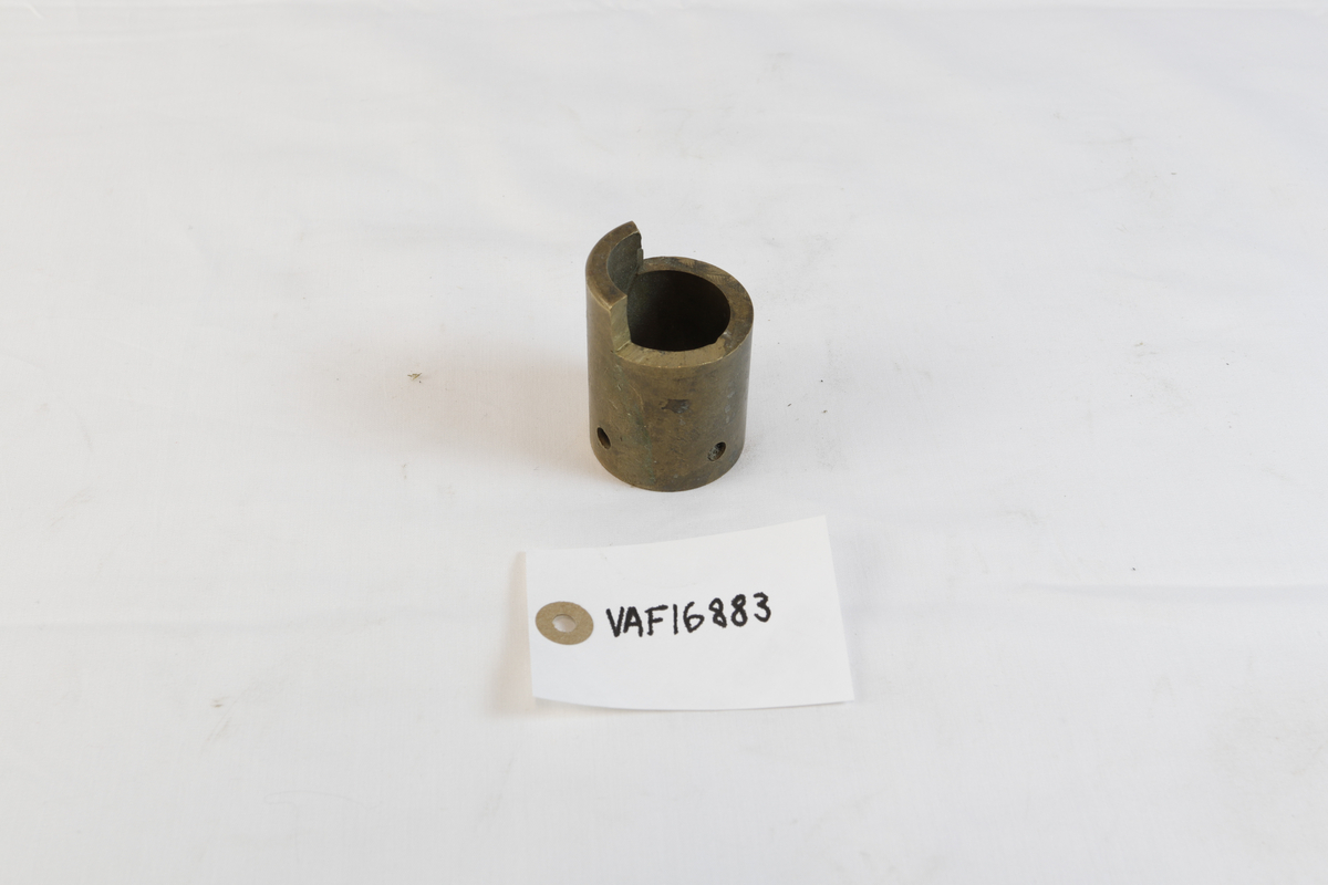 Rør-formet gjenstand i metall.