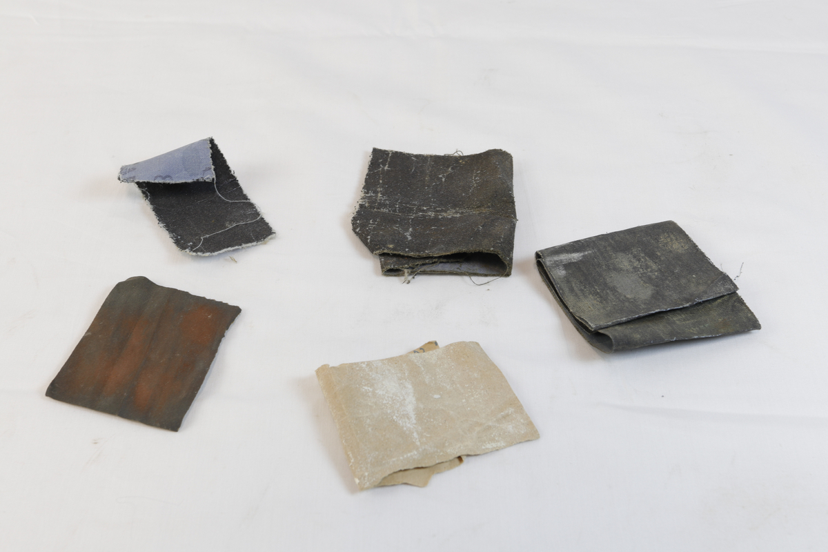 Fem sandpapir brukt i gullsmedvirksomhet.