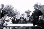 Foto av fr v Per Johan Haegerstrand, Hildur Karolina Lagerholm, Harald, Ingi, Ruth, Fru Schotte, Per Axel Schotte och Farmor. Gröndal 1896 (enligt bildtext i album).