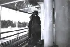 Foto av en man och kvinna ombord på en turbåt. Bildtext i album: 
