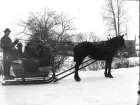 Dals Rostock. Häst och släde. I bakgrunden Tor Olssons, Brunnsvägen 28