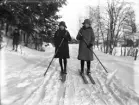 Dals Rostock. Två flickor som åker skidor på Brunnsvägen