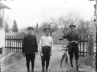 Tre pojkar med en cykel vid Fridhem, Dals Rostock.