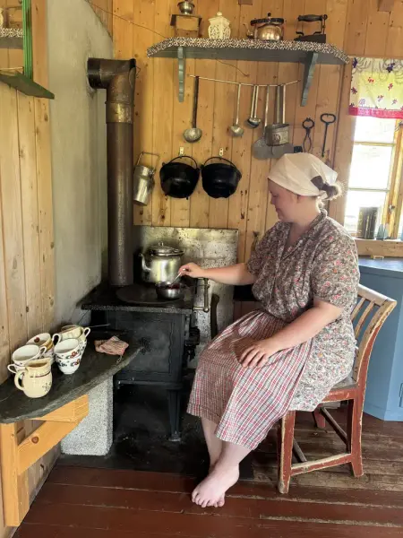 Ung budeie kokar kaffi på stølen