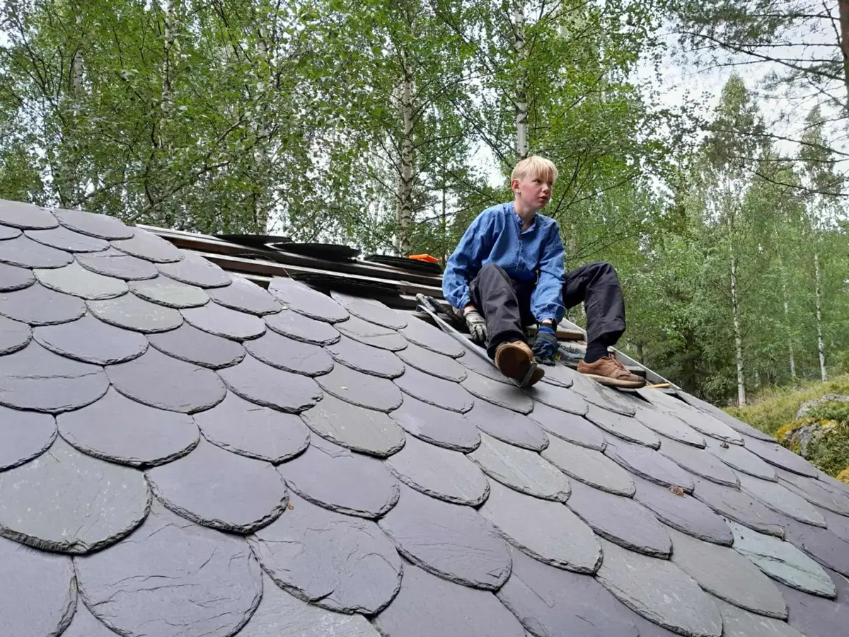 Gut på tak som driver med skifertekking