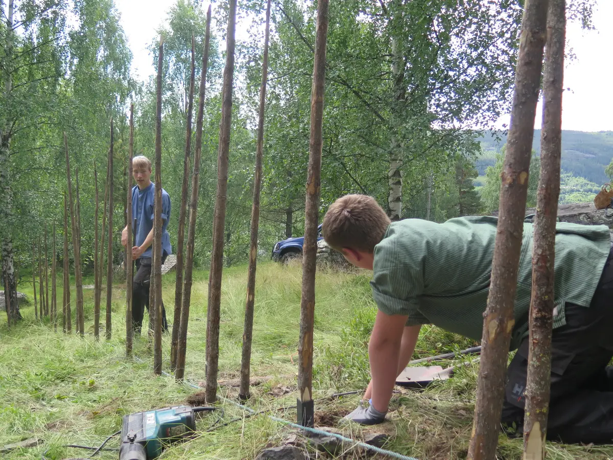 To gutar som setjar opp skigard