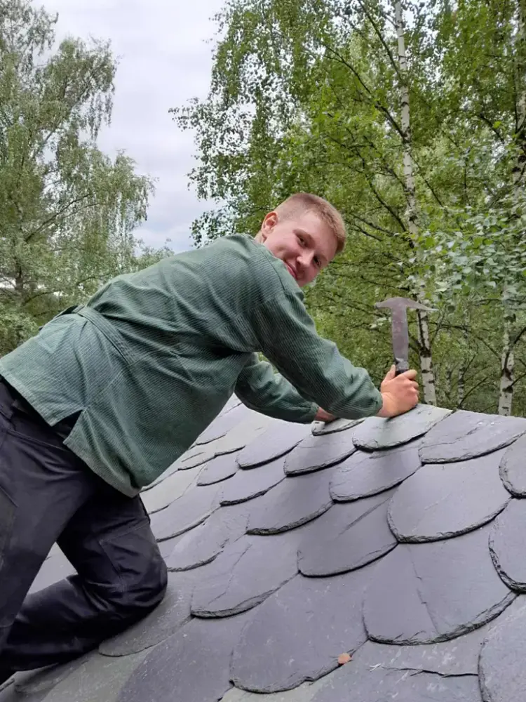 Gut som driver med skifertekking 