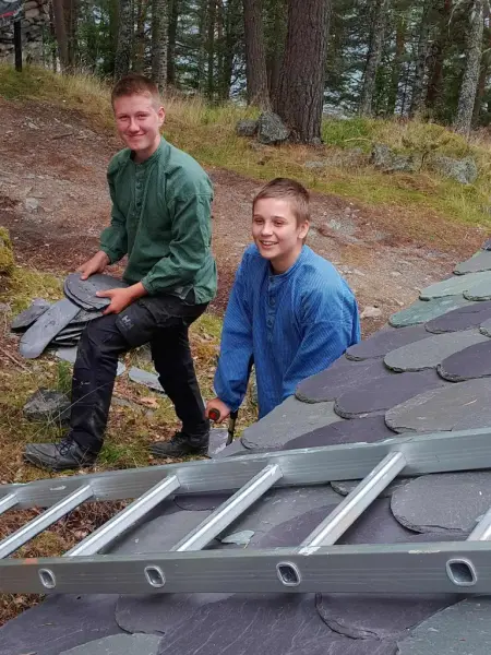 To gutar som bærer opp skiferplater